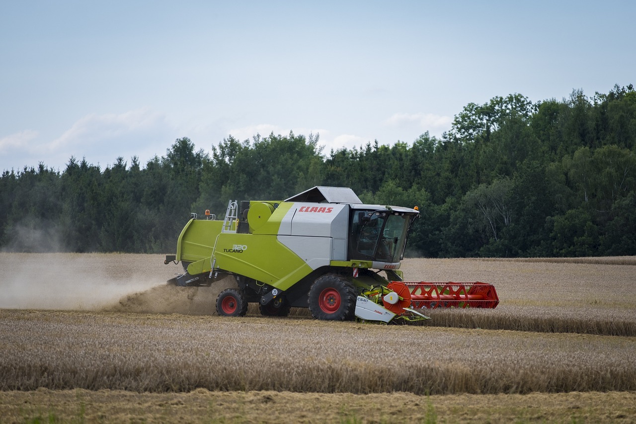 最新收割機(jī)跨區(qū)作業(yè)視頻，高效農(nóng)業(yè)機(jī)械化時(shí)代的展現(xiàn)